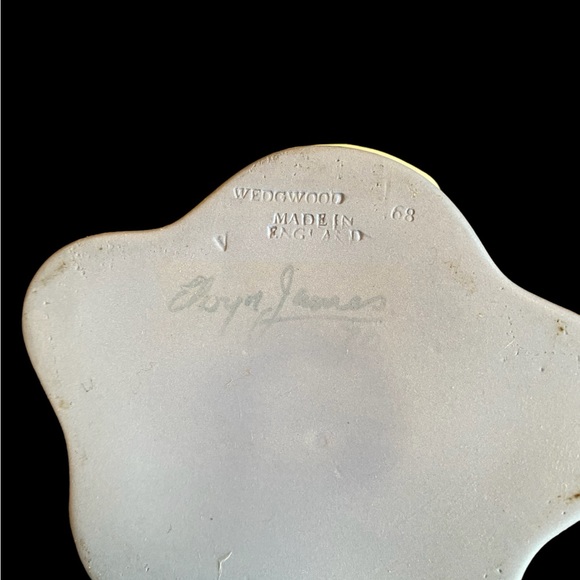 Vintage Wedgwood Blue Jasperware Vanity Trinket Box England 3.75" x 3" x 1.5" - Picture 10 of 10